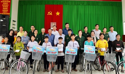 Câu lạc bộ Nữ Cựu chiến binh quận Tân Bình tặng quà cho đối tượng chính sách