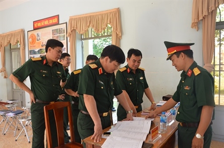 Những điều sâu sắc từ "Thầy giáo", Chính ủy Quân khu