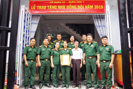 Lữ đoàn 23 trao nhà đồng đội