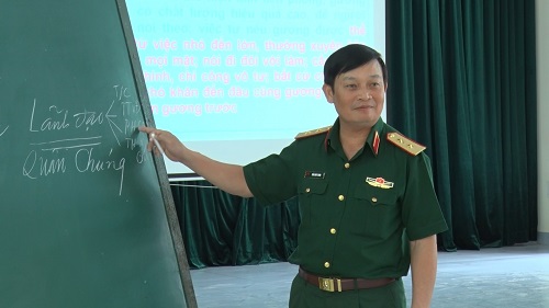 Chính ủy Quân khu kiểm tra giảng dạy chính trị tại Tiểu đoàn 42