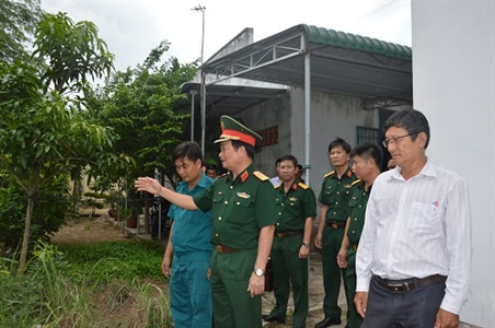 Chính ủy Quân khu kiểm tra kết quả thực hiện nhiệm vụ QS, QPĐP huyện Hàm Thuận Bắc