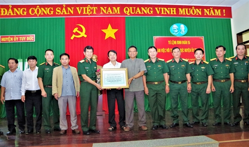 Binh đoàn 16 trao  1 tỷ đồng mua  bò giống hỗ trợ đồng bào nghèo