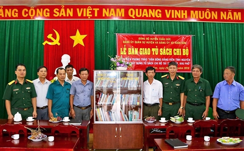 Đảng ủy quân sự huyện Châu Đức, tỉnh BR-VT bàn giao tủ sách chi bộ