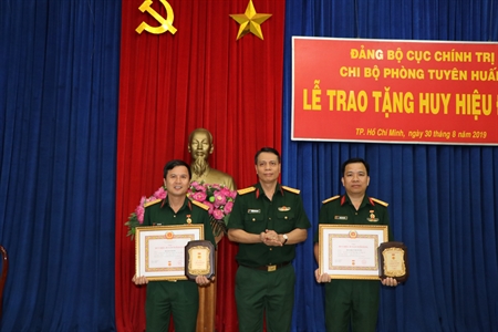 Chi bộ Phòng Tuyên huấn trao tặng Huy hiệu 30 năm tuổi Đảng