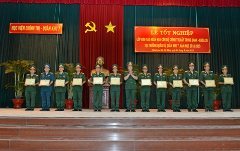 Bế giảng lớp đào tạo ngắn cán bộ chính trị cấp trung đoàn năm học 2018-2019