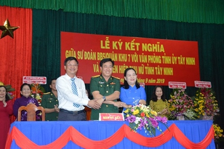 Ký kết nghĩa giữa Sư đoàn 5 với các đơn vị