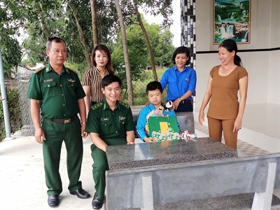 Đồn Biên phòng Phước Hải tặng quà trung thu cho trẻ em có hoàn cảnh khó khăn