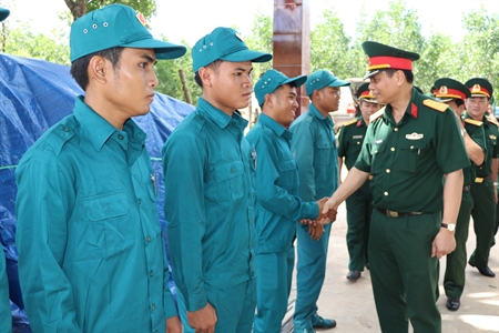 Đoàn công tác khối 4 cơ quan Quân khu khảo sát, nắm tình hình, thăm, động viên LLVT và các điểm dân cư trên tuyến biên giới của tỉnh Bình Phước