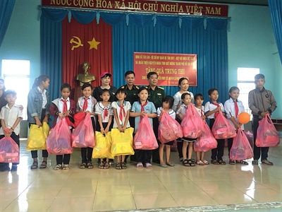 Bộ CHQS tỉnh Bà Rịa - Vũng Tàu tặng quà Trung thu cho trẻ em có hoàn cảnh khó khăn