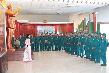 Dân quân thị xã Dĩ An tham quan Triển lãm kỷ niệm 50 năm thực hiện Di chúc của Chủ tịch Hồ Chí Minh