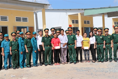 Đoàn công tác khối 4 cơ quan Quân khu khảo sát, nắm tình hình, thăm, động viên LLVT và các điểm dân cư trên tuyến biên giới của tỉnh Tây Ninh.