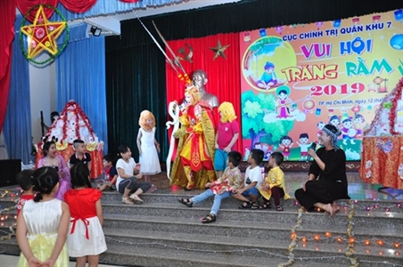 Thiếu nhi Cục Chính trị Quân khu 7 vui Hội Trăng rằm