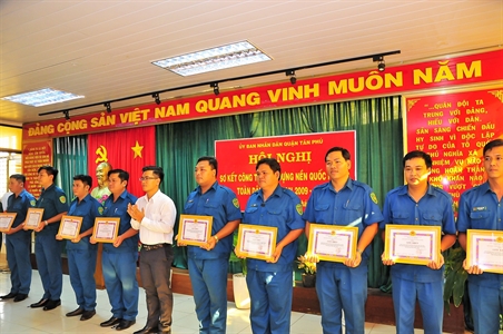 Quận Tân Phú: Khen thưởng 22 tập thể, 23 cá nhân về xây dựng nền QPTD (2009 –2019)