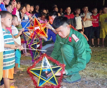 Đoàn KT-QP Lâm Đồng vui Tết Trung thu cùng các cháu Thiếu nhi vùng sâu