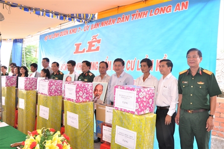 Quân khu 7 khánh thành, bàn giao nhà Điểm dân cư liền kề chốt dân quân biên giới Bình Thạnh, huyện Mộc Hóa