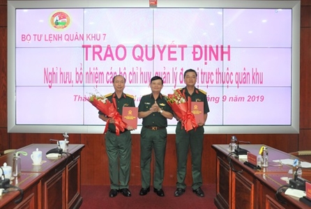 Trao quyết định nghỉ hưu, bổ nhiệm cán bộ quản lý đơn vị thuộc Quân khu 7