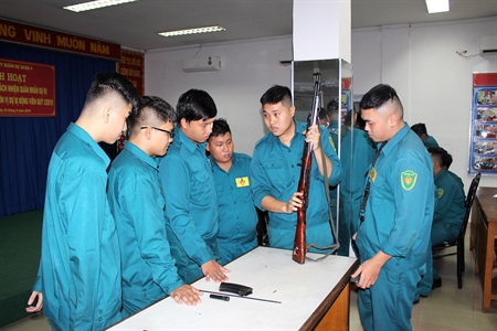 Ban CHQS quận 4 huấn luyện sử dụng trang bị khí tài cho dân quân