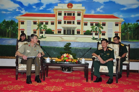 Đoàn Đại học Quốc phòng Australia chào xã giao Quân khu 7