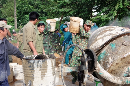 Binh đoàn 16 giúp dân xây dựng đường giao thông