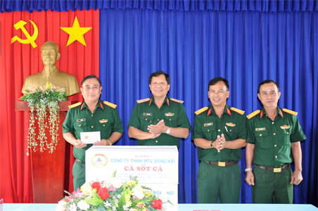 Thiếu tướng Trần Hữu Tài thăm, tặng quà Đội K71 trước khi làm nhiệm vụ giai đoạn XIX