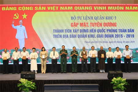 Quân khu 7 tuyên dương 99 tập thể, cá nhân tiêu biểu trong xây dựng nền quốc phòng toàn dân