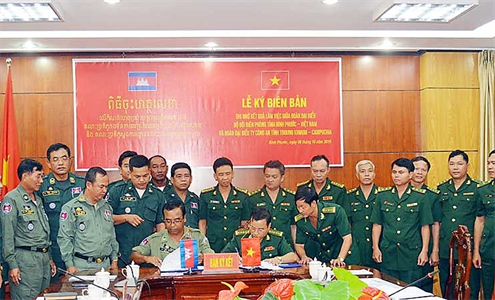 Bộ chỉ huy Bộ đội Biên phòng tỉnh Bình Phước và Ty công an tỉnh Tbong Khmum ký kết biên bản ghi nhớ phối hợp bảo vệ biên giới