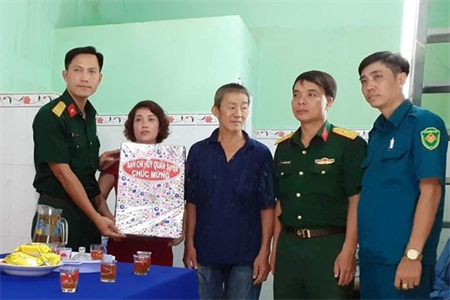 Quận 8 bàn giao công trình sửa chữa nhà cho quân nhân tại ngũ