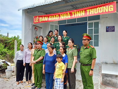 Cụm thi đua Phụ nữ LLVT Thành phố trao nhà mái ấm tình thương