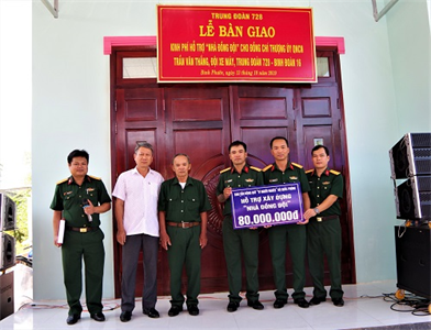 Trung đoàn 728 bàn giao kinh phí hỗ trợ “Nhà Đồng đội” năm 2019