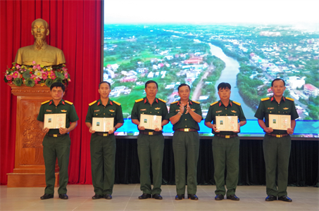 Bộ CHQS tỉnh Long An khen thưởng cá nhân, tập thể đạt thành tích cao trong hội thi