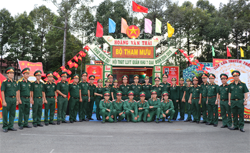 Thượng tướng Phan Văn Giang tham quan Hội trại Đại hội thi đua quyết thắng LLVT Quân khu 7