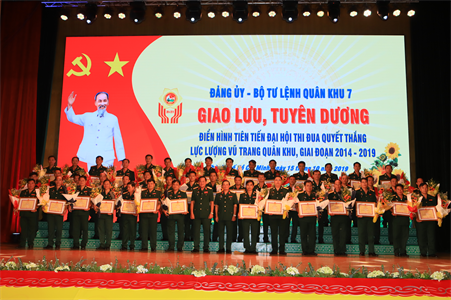 Bộ Tư lệnh Quân khu giao lưu, tuyên dương điển hình tiên tiến Đại hội Thi đua Quyết thắng