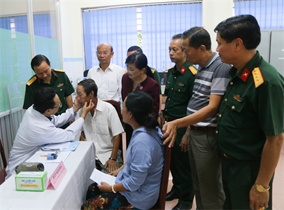 Bệnh viện Quân y 7A phối hợp khám bệnh, cấp thuốc, tặng quà cho gia đình chính sách, hộ nghèo huyện Thống Nhất