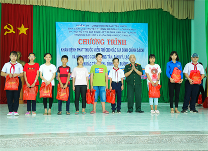 Ban liên lạc Cựu chiến binh Sư đoàn 5 phối hợp khám bệnh, tặng quà tại tỉnh Bình Dương
