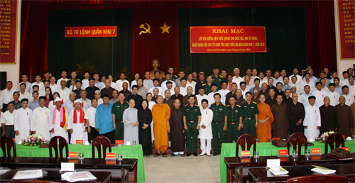 Quân khu 7 khai mạc lớp bồi dưỡng kiến thức quốc phòng – an ninh cho chức sắc tôn giáo, nhà tu hành