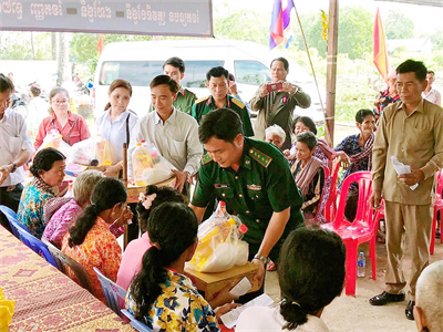 Thị xã Kiến Tường, tỉnh Long An tặng quà cho người nghèo Campuchia