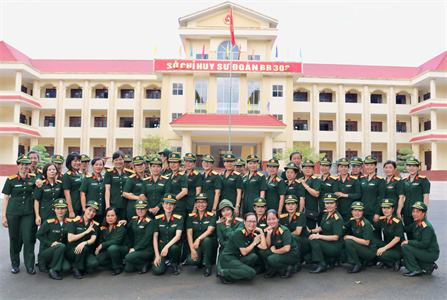 Hội phụ nữ Cục Chính trị Quân khu giao lưu với Hội phụ nữ Sư đoàn 302