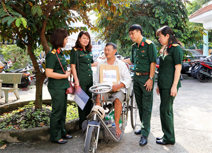 Quỹ “Mãi mãi tuổi 20” tặng quà Câu lạc bộ truyền thống kháng chiến hưu trí quận 10, TPHCM