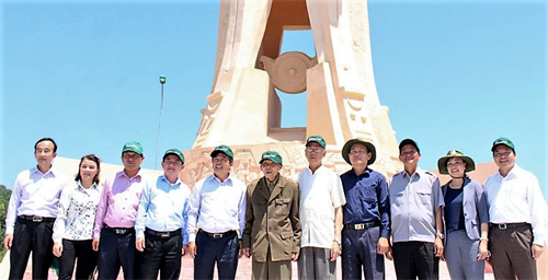 Thăm lại chiến khu xưa