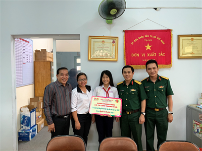 Chi đoàn quân sự quận 4 trao học bổng cho học sinh nghèo vượt khó