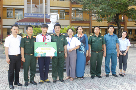 Chi đoàn Quân sự huyện Bình Chánh tặng học bổng cho học sinh
