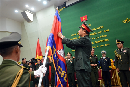 Trao Huân chương Hữu nghị tặng các tập thể, cá nhân Quân đội Hoàng gia Campuchia
