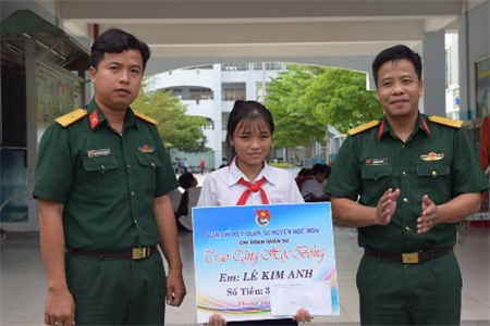 LLVT huyện Hóc Môn tặng học bổng cho học sinh vượt khó học giỏi