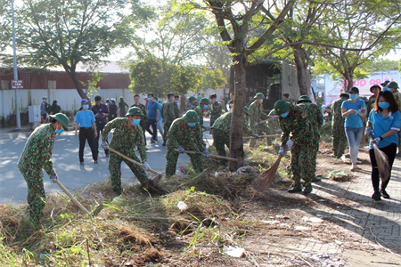 Trung đoàn 657 ra quân thực hiện vệ sinh môi trường