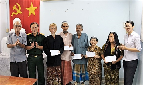 Hồ Chí Minh chăm lo đời sống đồng bào dân tộc thiểu số