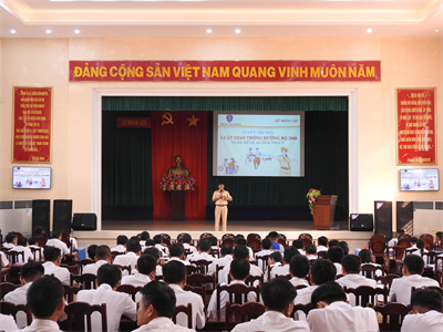 Lữ đoàn 125 Hải quân phối hợp cùng Cảnh sát giao thông tuyên truyền bảo đảm an toàn giao thông