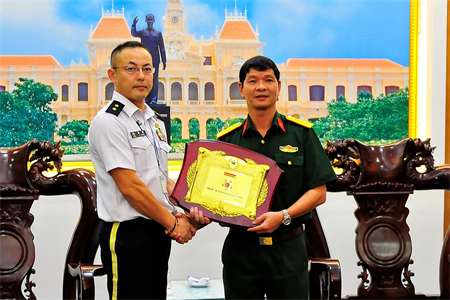 Đoàn sĩ quan Bộ Quốc phòng Nhật Bản thăm Bộ Tư lệnh TP Hồ Chí Minh