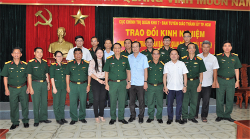Cục Chính trị Quân khu 7 và Ban Tuyên giáo Thành ủy trao đổi kinh nghiệm đấu tranh phản bác các luận điệu sai trái, thù địch