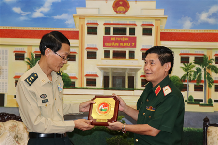 Bộ Tư lệnh Quân khu tiếp Đoàn Đại học Quốc phòng Trung Quốc