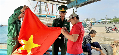 Tặng tờ Tổ quốc cho ngư dân